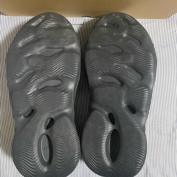 COPY - Yeezy Foam Runners Onyx Size 11 - Picture 6 of 9
